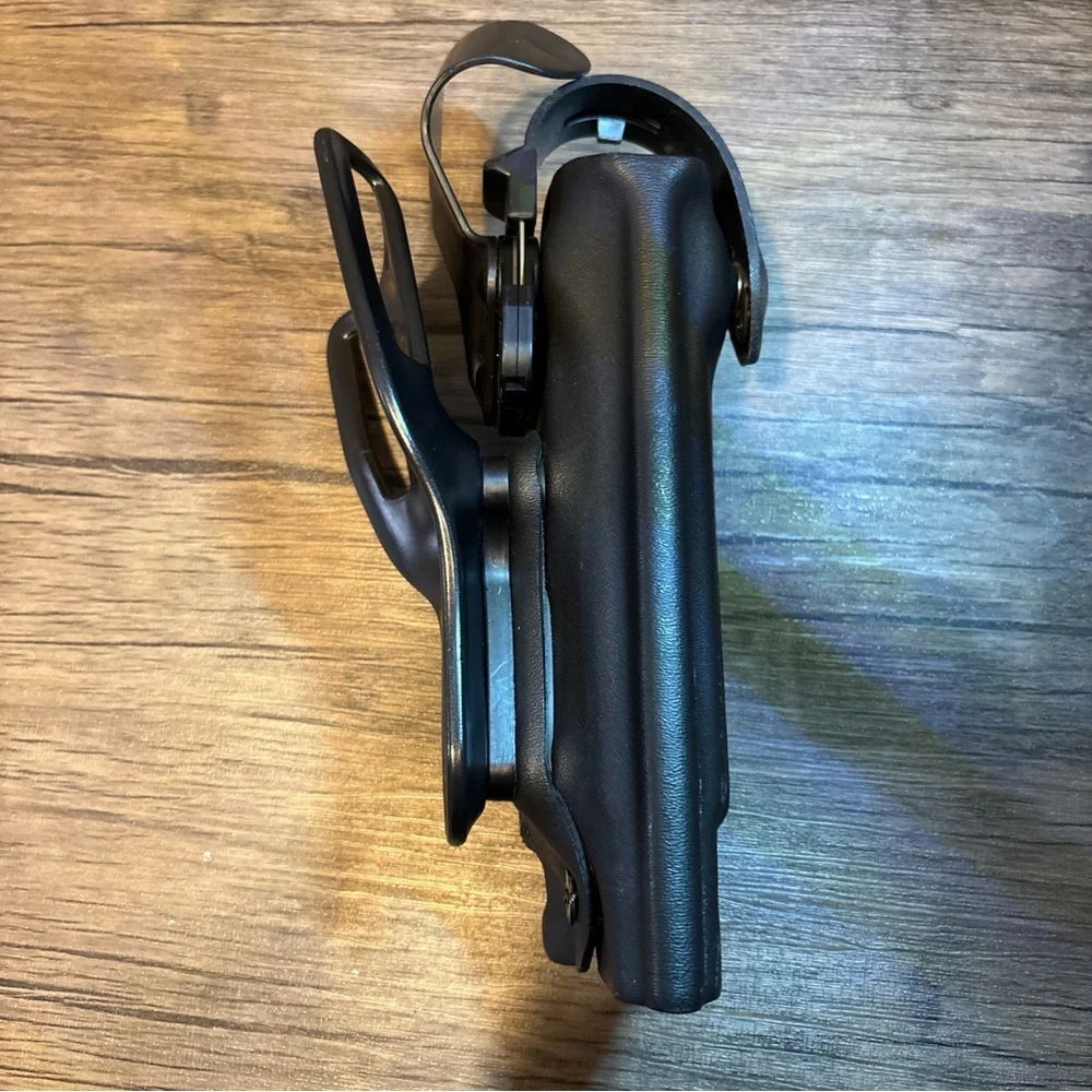 Safariland 070 SSIII Mid-Ride Level III Retention Duty Holster (right-hand draw)